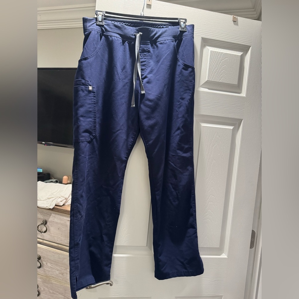 Figs Technical Collection Women’s straight leg cargo scrub pants